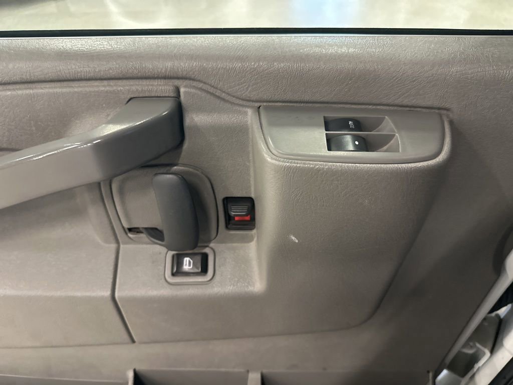 Used 2018 Chevrolet Express 2500 image 17