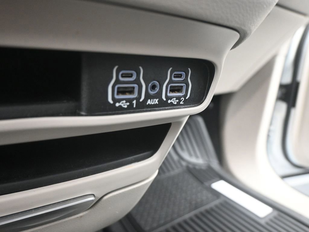 Used 2023 Chrysler Pacifica Touring-L image 15