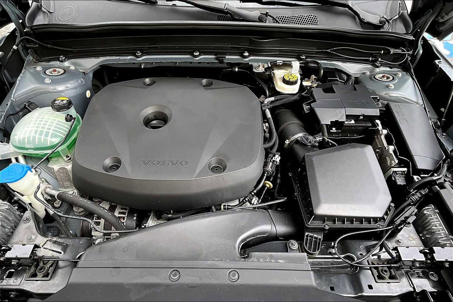 Certified 2022 Volvo XC40 T5 Momentum image 29