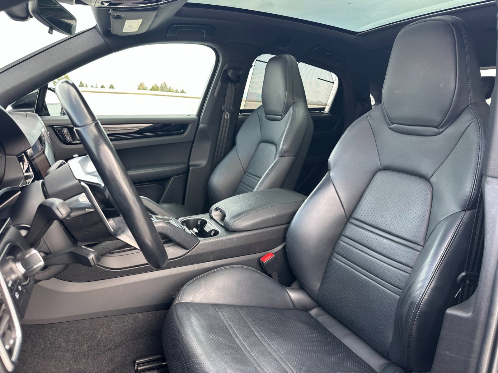 Used 2022 Porsche Cayenne Coupe image 5