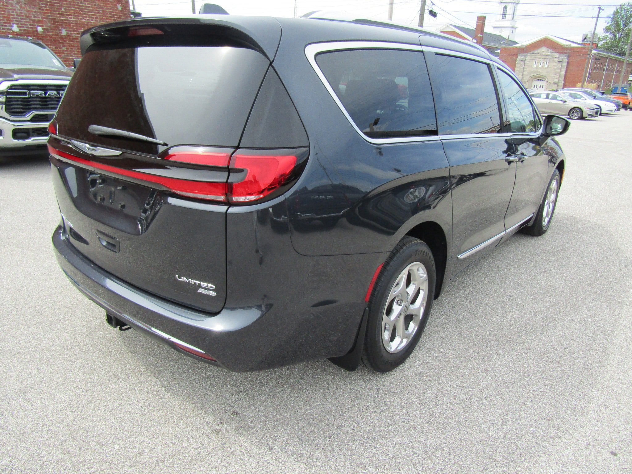Used 2021 Chrysler Pacifica Limited w/ Premium & Safety Sphere Group AWD/4WD image 3