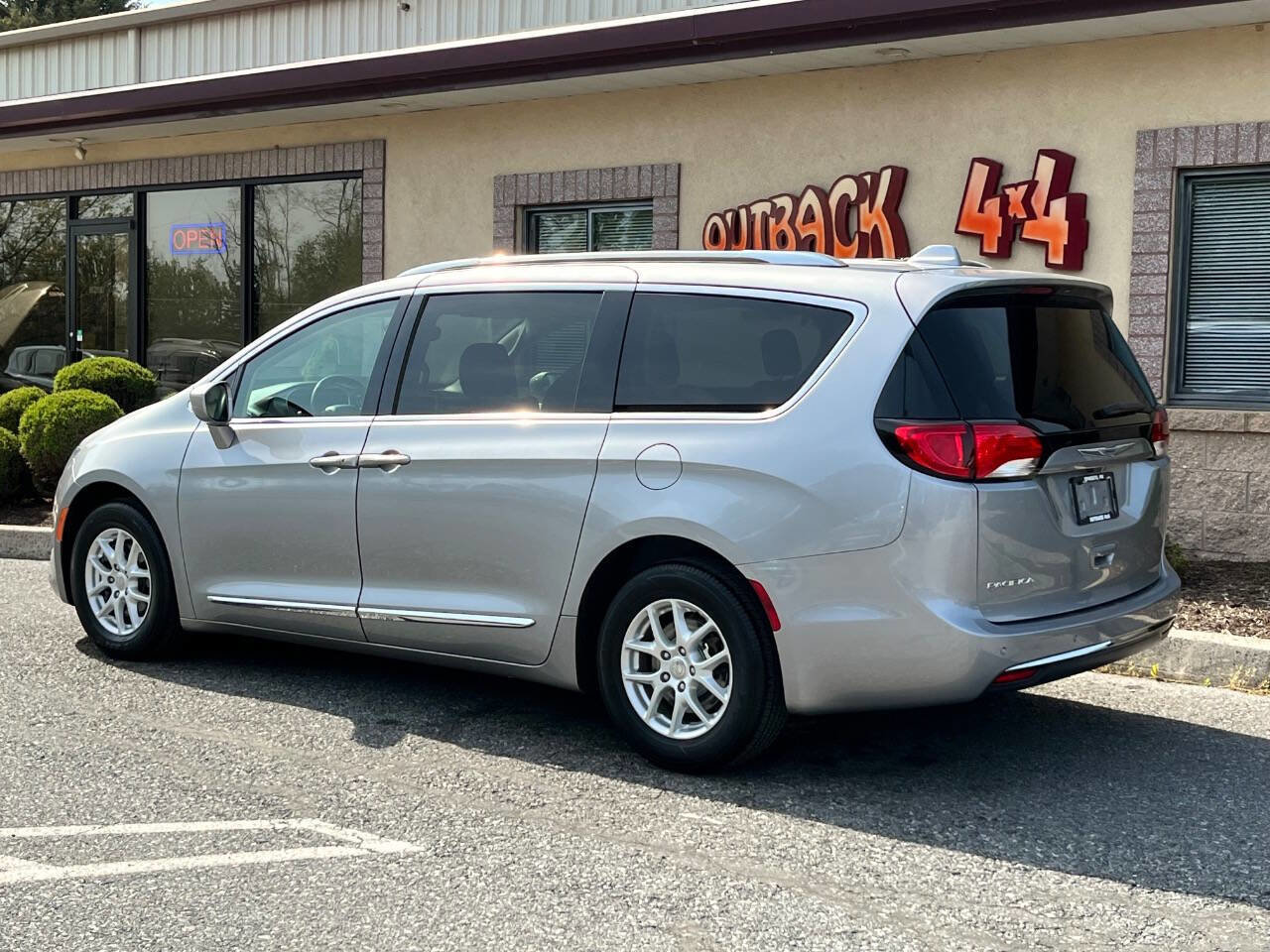 Used 2020 Chrysler Pacifica Touring-L image 5