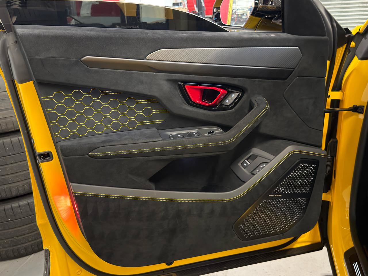 Used 2023 Lamborghini Urus Performante AWD/4WD image 25