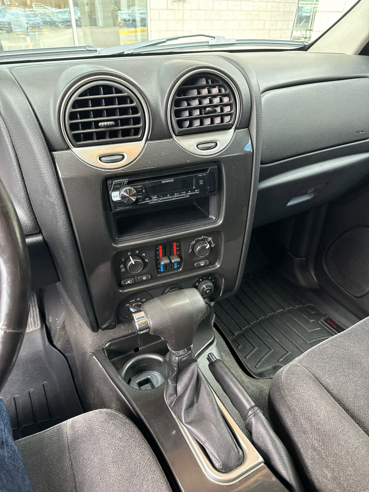 Used 2008 GMC Envoy SLE image 18