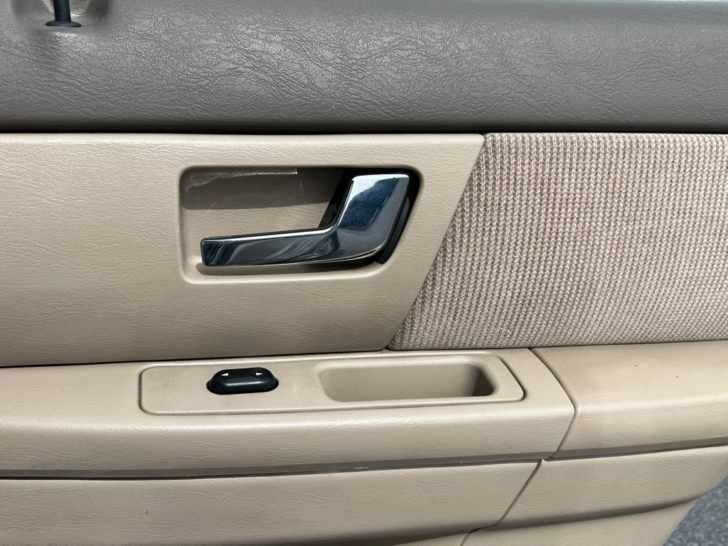 Used 2000 Ford Taurus SEL FWD image 19