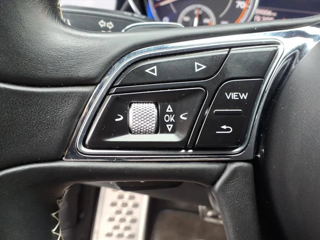 Used 2018 Bentley Bentayga AWD/4WD image 32