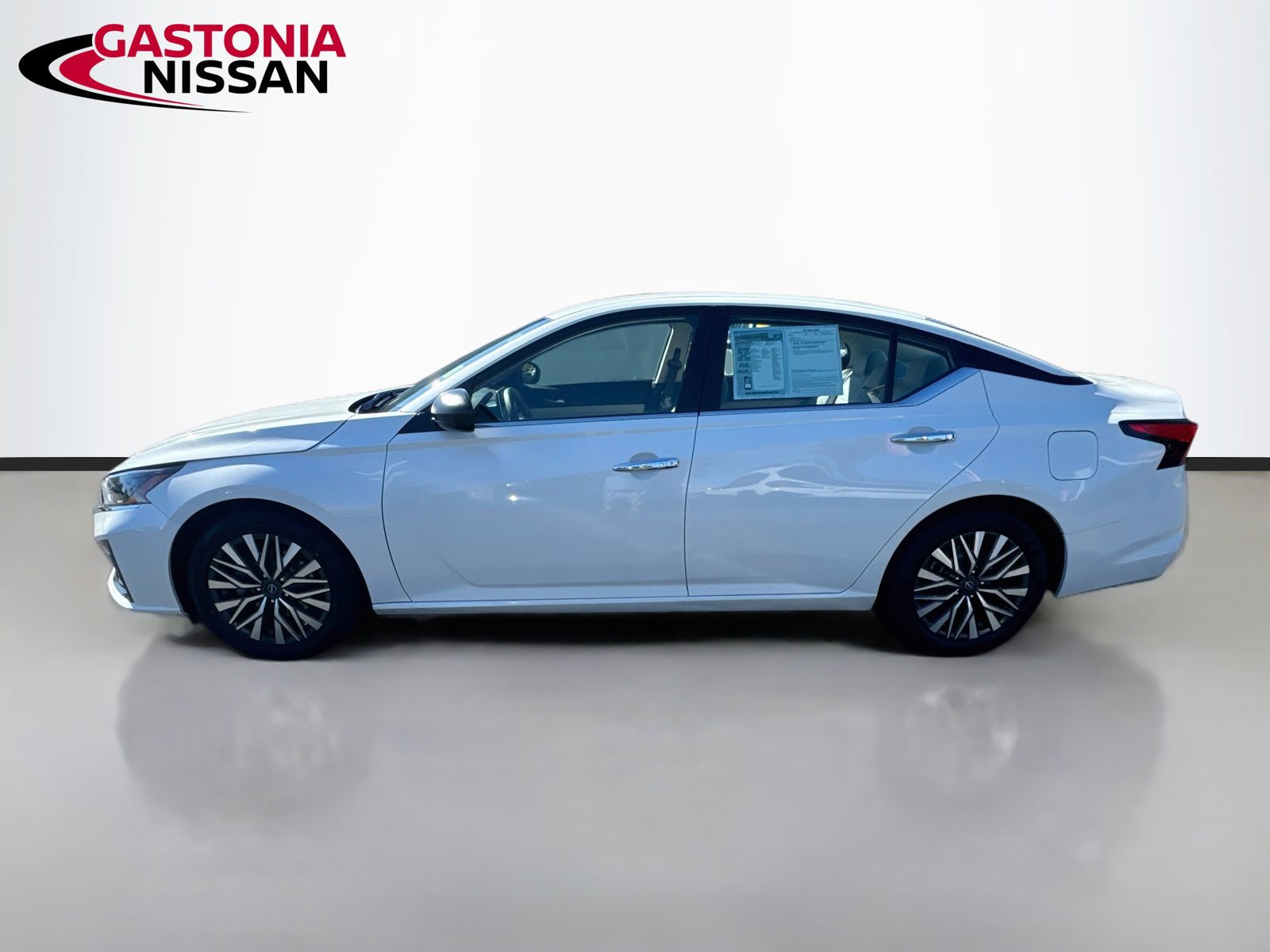 Used 2025 Nissan Altima 2.5 SV FWD image 5