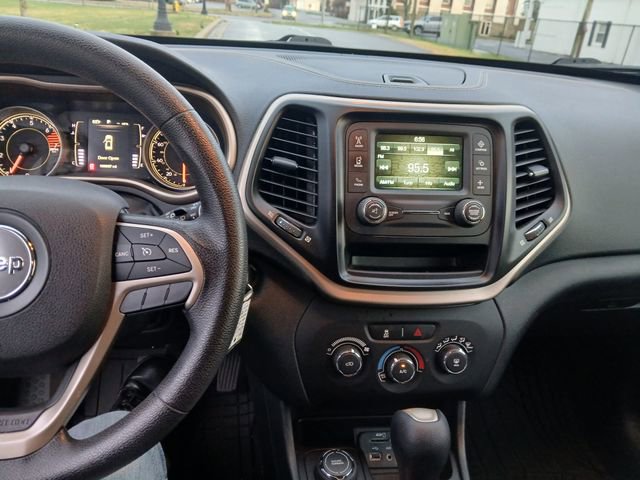 Used 2016 Jeep Cherokee Sport image 27