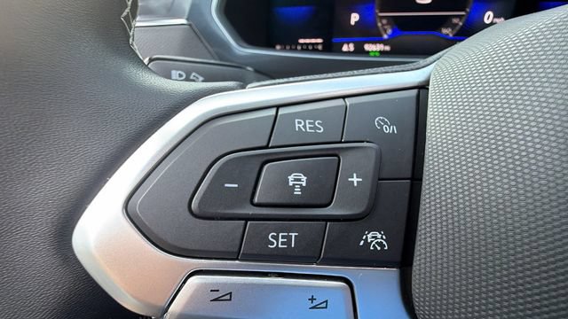 Used 2023 Volkswagen Tiguan SE R-Line AWD/4WD image 23