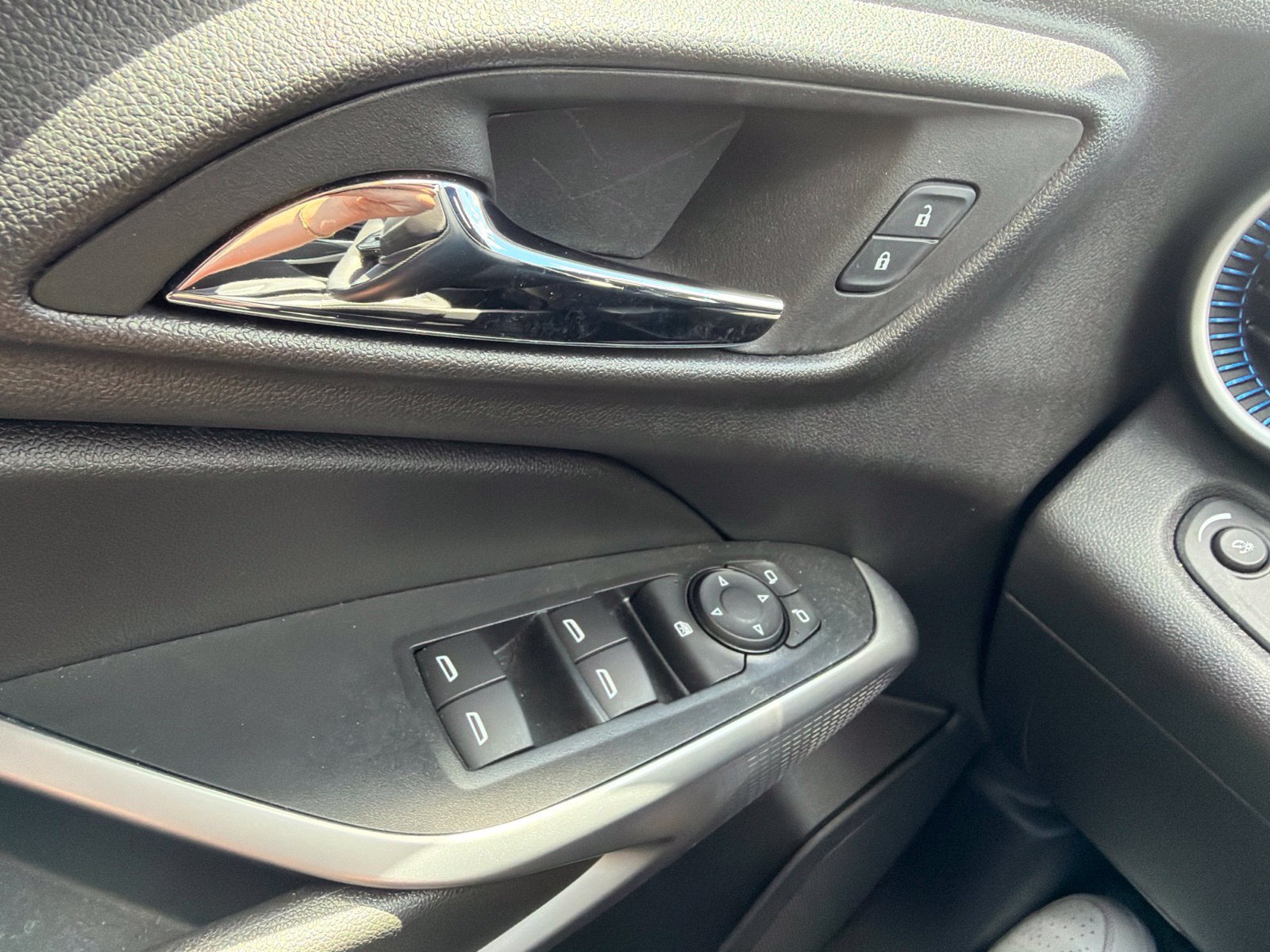 Used 2024 Chevrolet Trax LS w/ LS Convenience Package FWD image 21