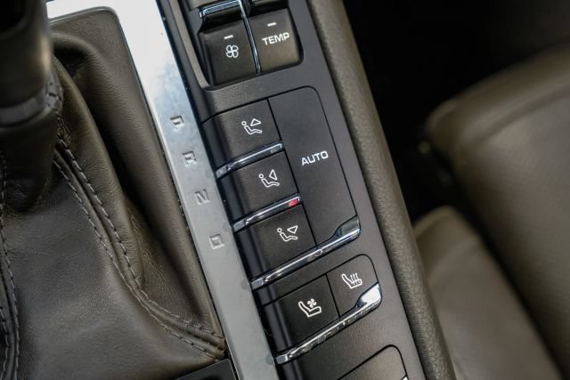 Used 2018 Porsche Macan Sport Edition AWD/4WD image 38