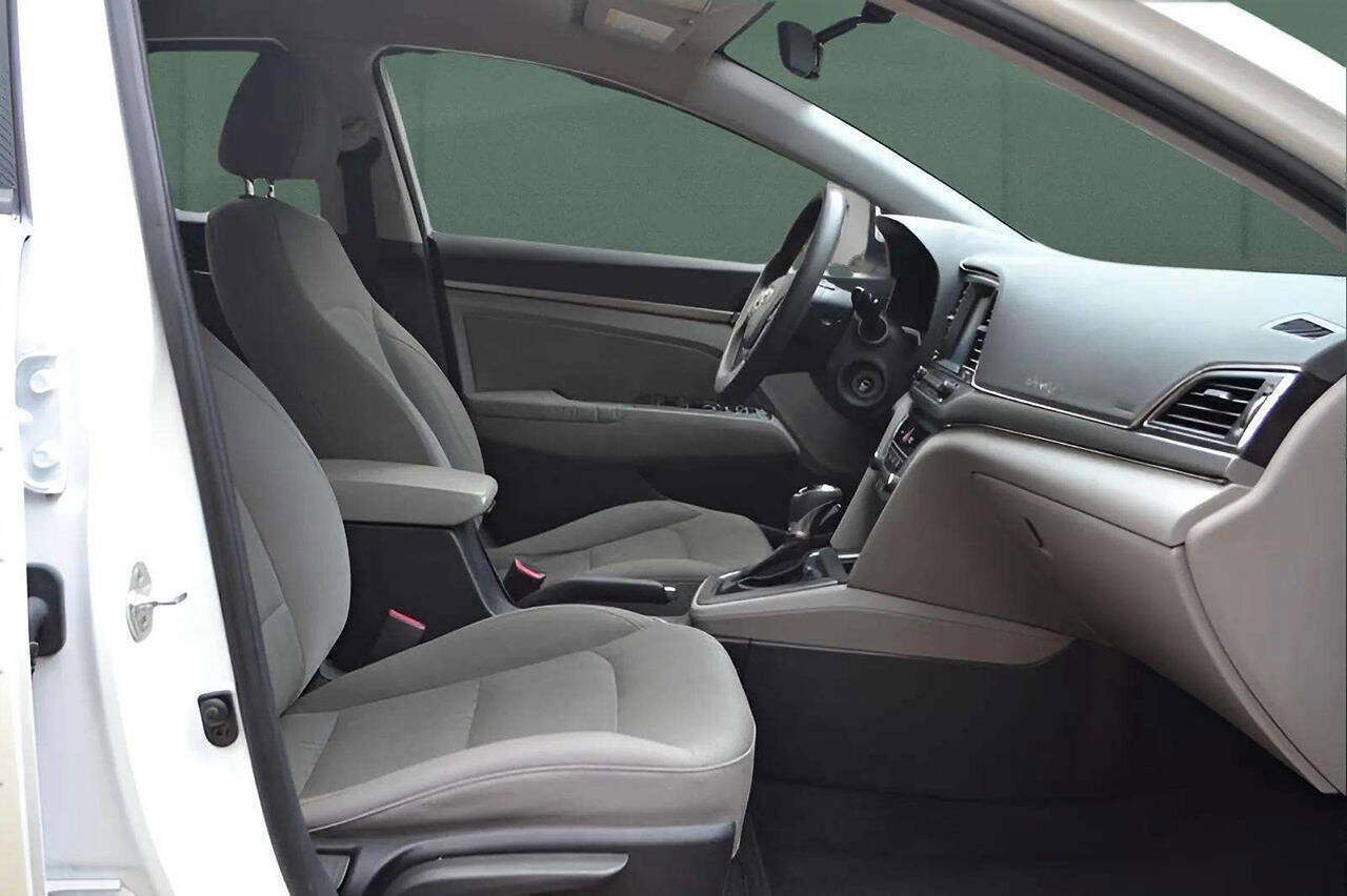 Used 2017 Hyundai Elantra SE image 19