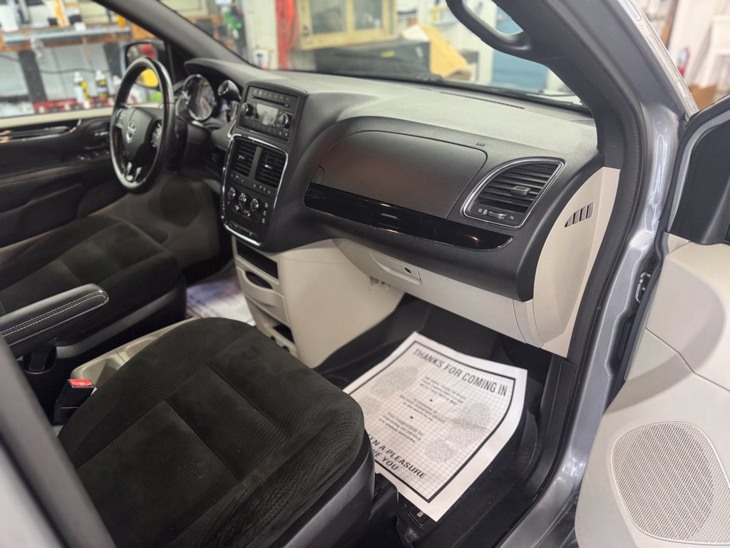 Used 2015 Dodge Grand Caravan SE FWD image 26