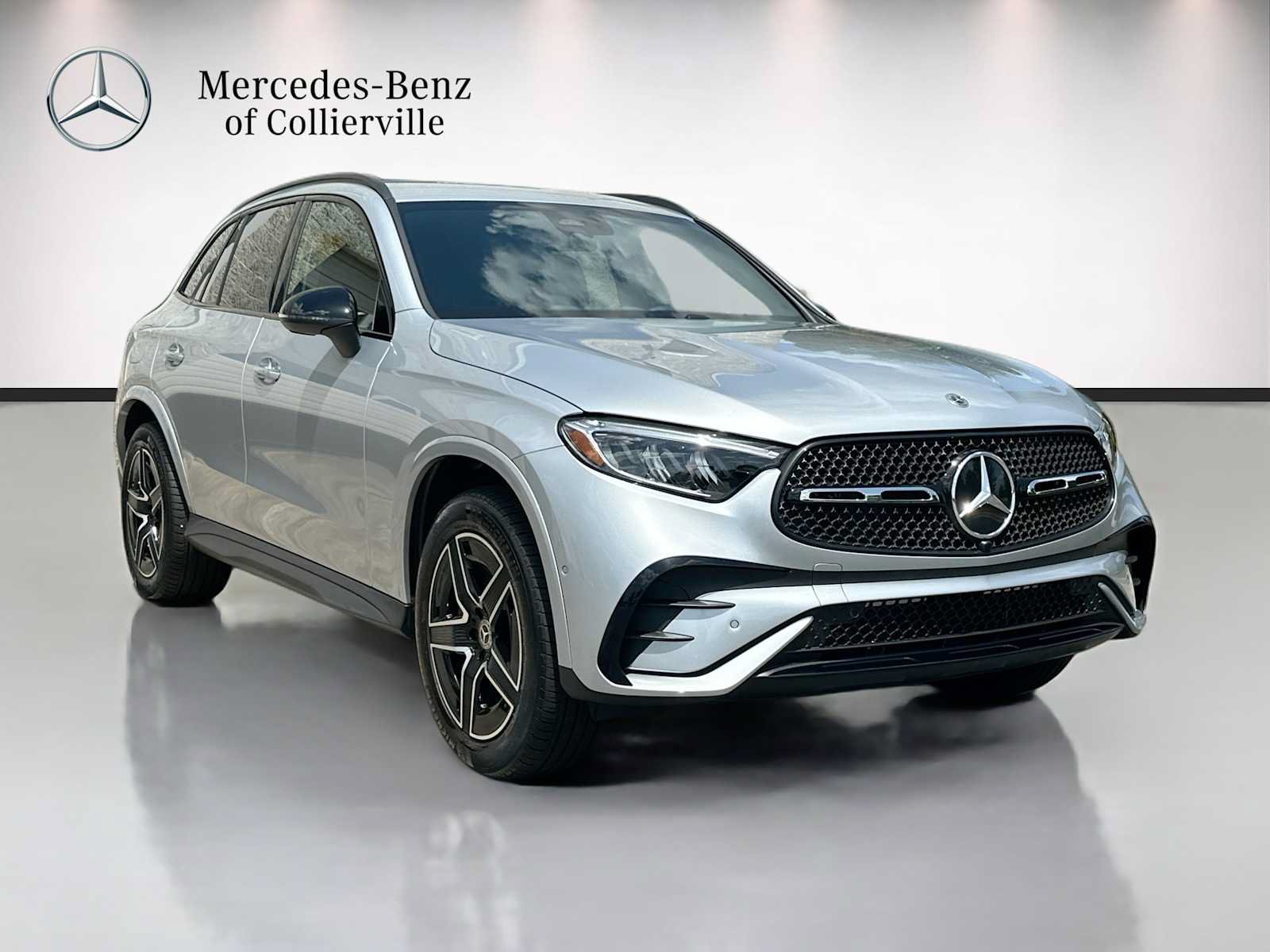 Used 2025 Mercedes-Benz GLC 300 4MATIC w/ AMG Line image 3