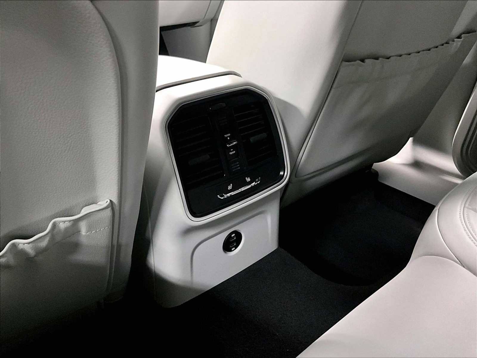 Used 2025 Porsche Macan image 25