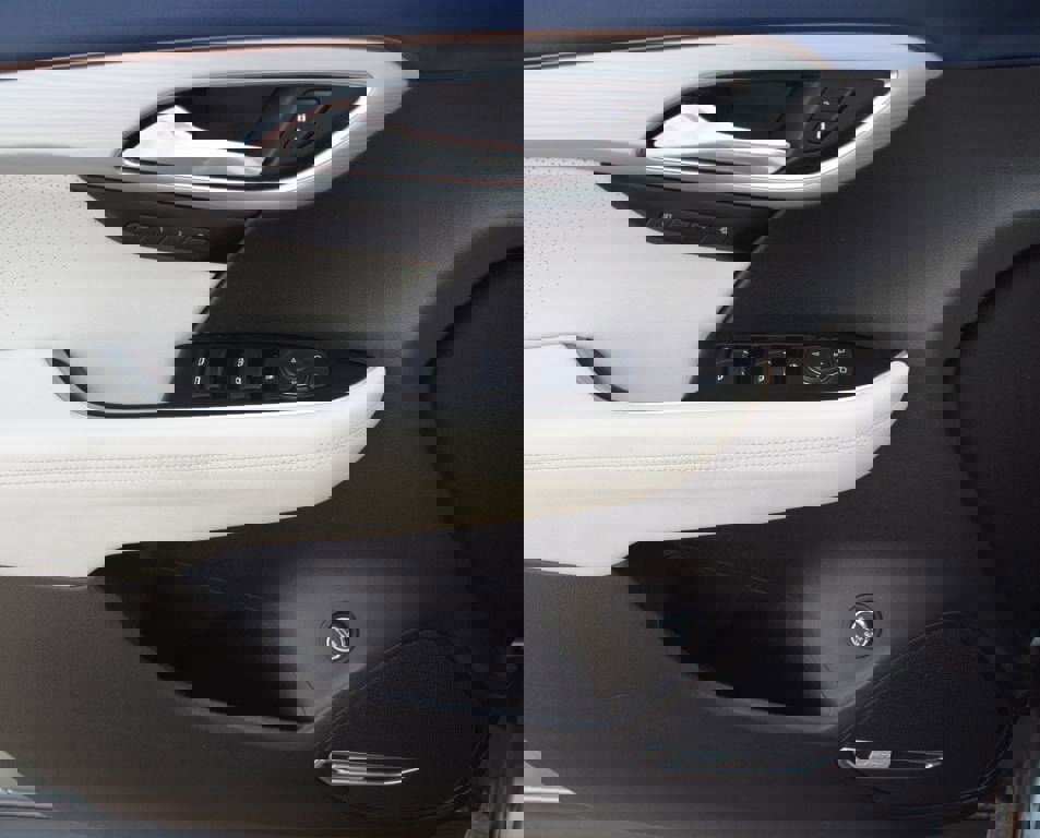 Used 2024 Buick Envision Avenir image 29