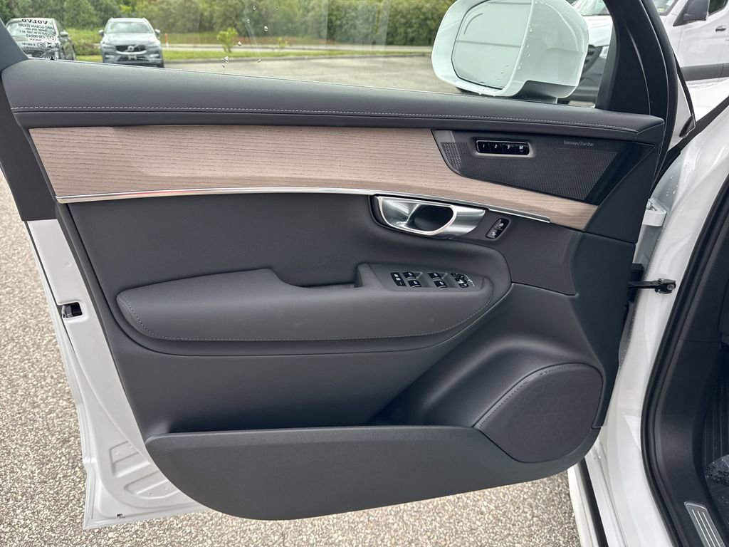 New 2025 Volvo XC90 T8 Plus w/ Protection Package Premier image 14