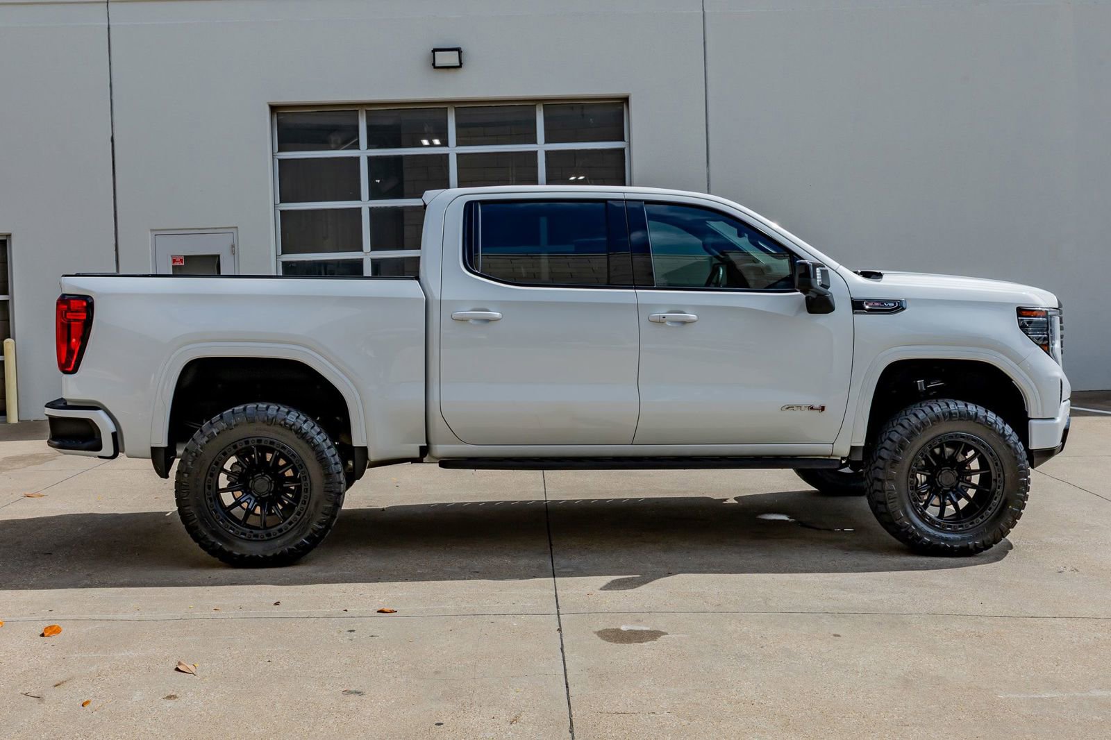 Used 2022 GMC Sierra 1500 AT4 w/ AT4 Premium Package AWD/4WD image 11
