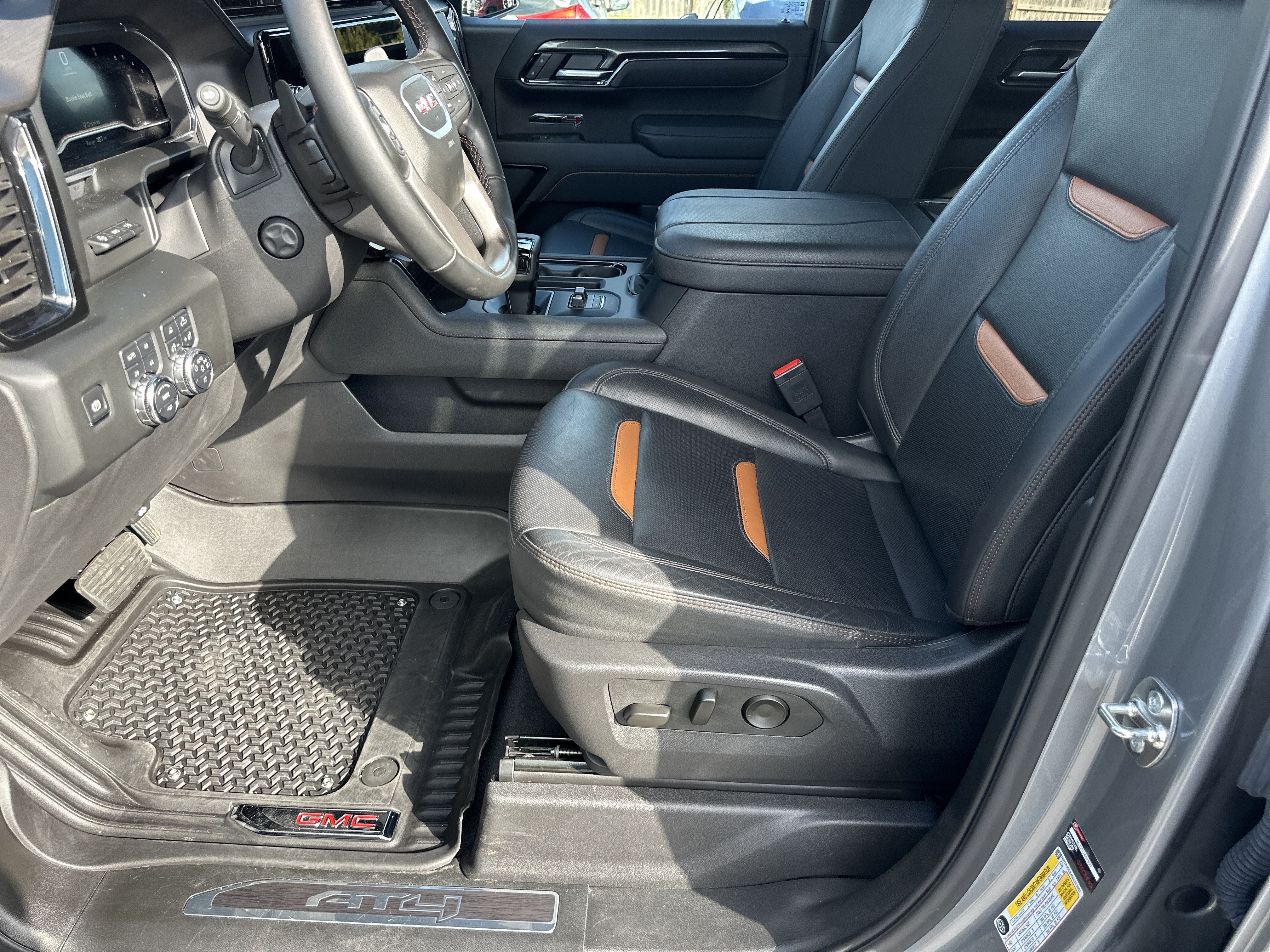 Used 2025 GMC Sierra 1500 AT4 w/ Technology Package AWD/4WD image 10
