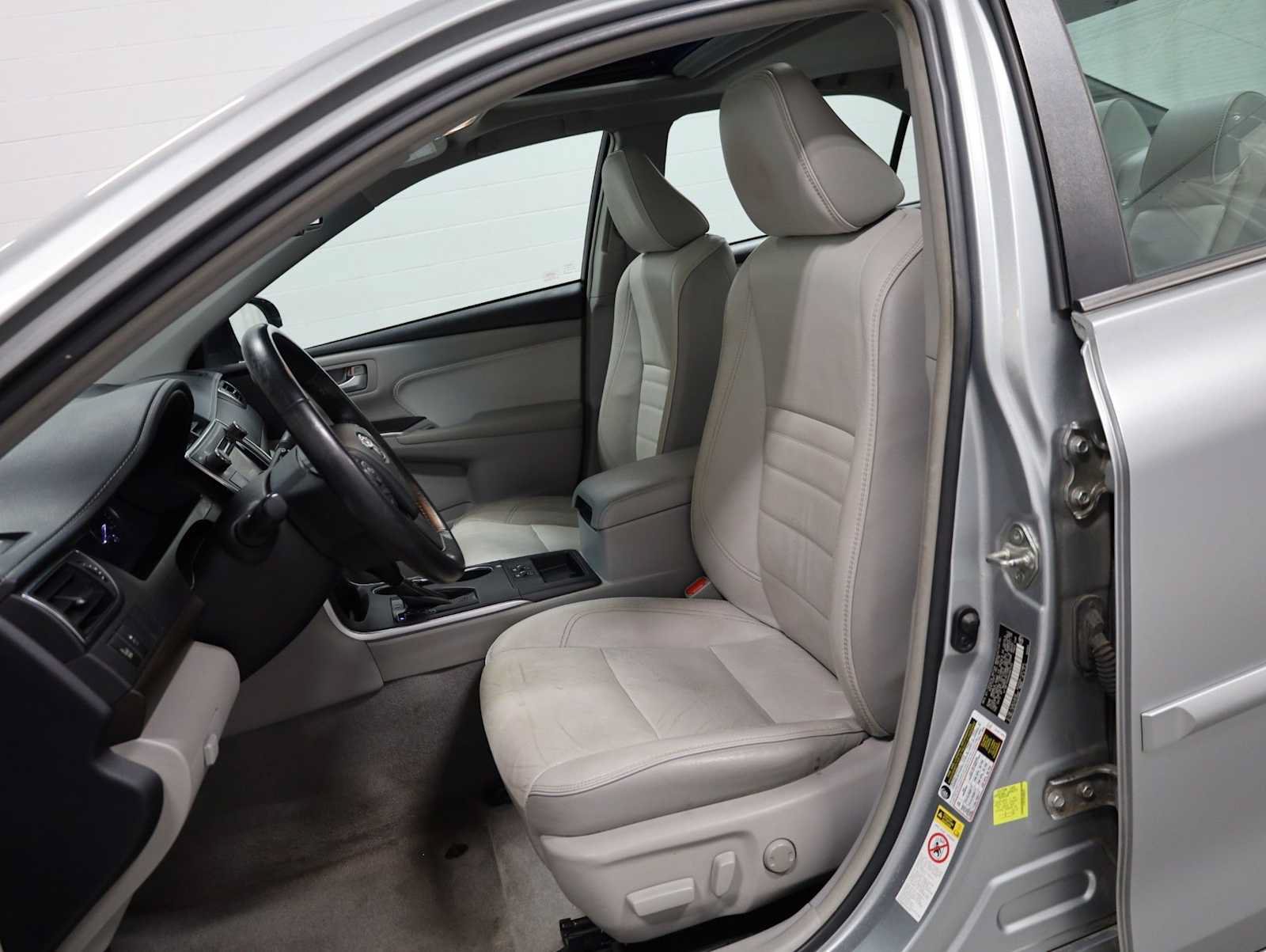 Used 2017 Toyota Camry XLE w/ Moonroof Package FWD image 5