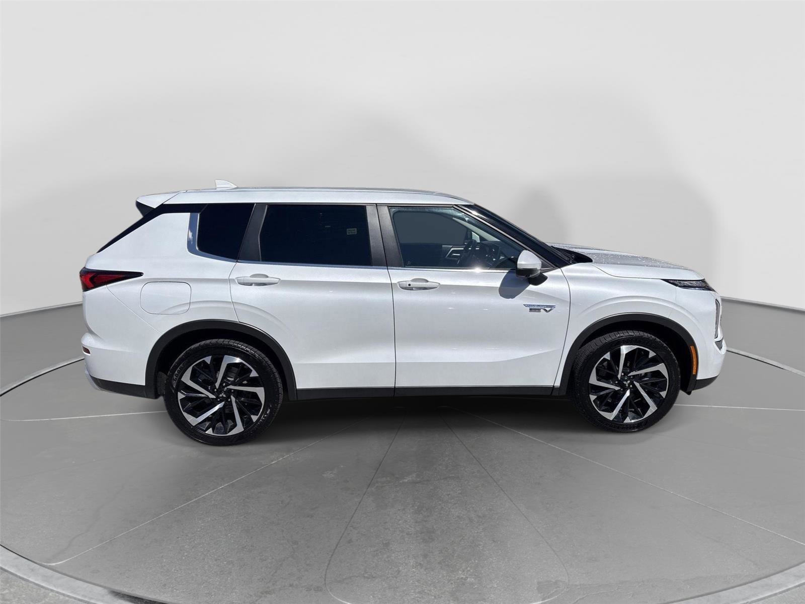 Used 2024 Mitsubishi Outlander 4WD Plug-In Hybrid image 7