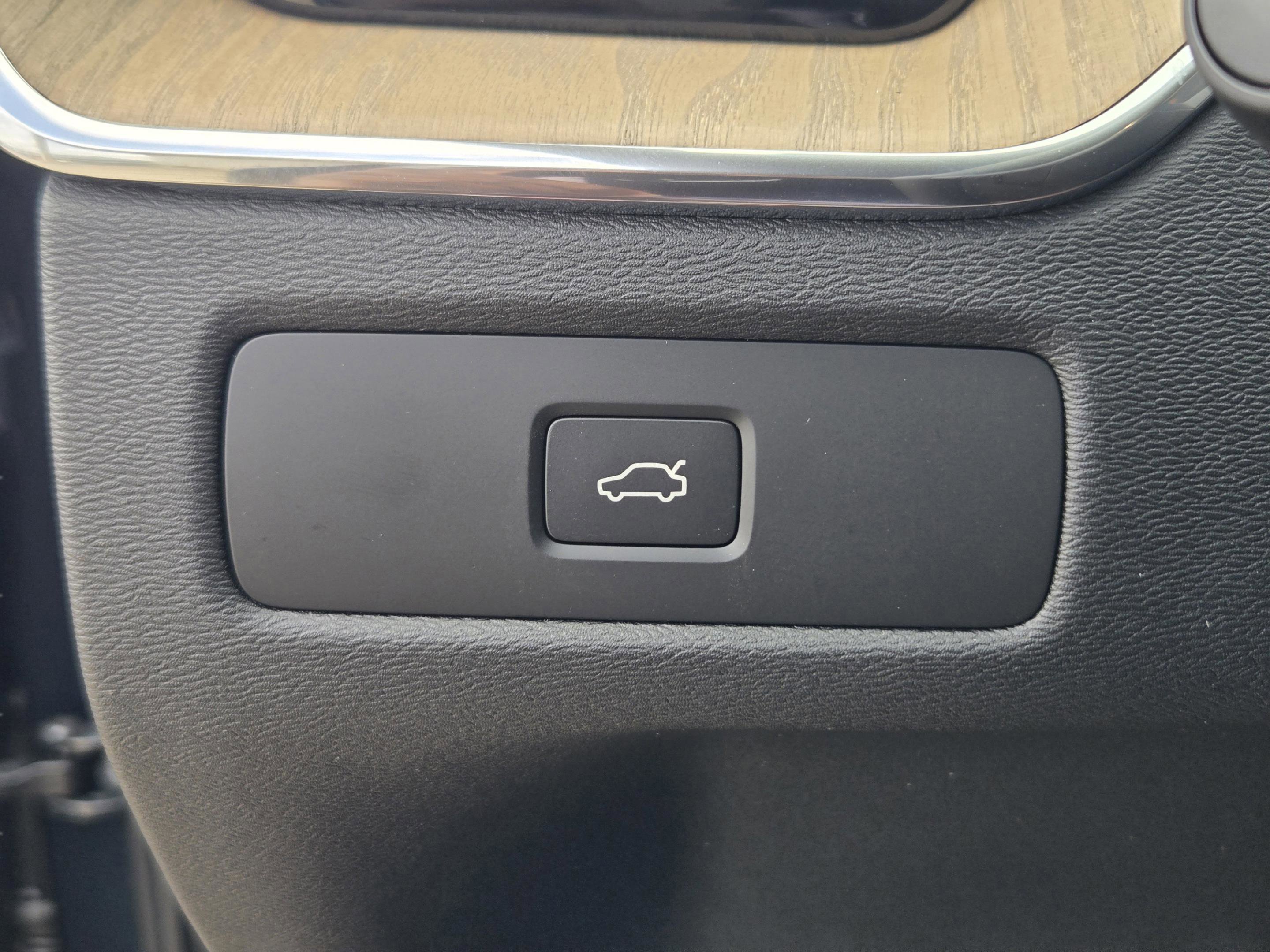 New 2026 Volvo XC60 B5 Plus w/ Protection Package Premier AWD/4WD image 18