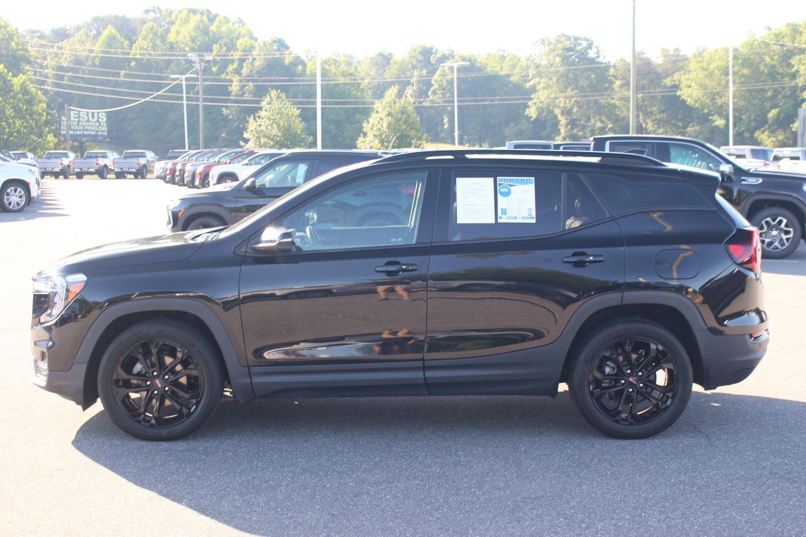 Used 2022 GMC Terrain SLT w/ Infotainment Package II FWD image 4