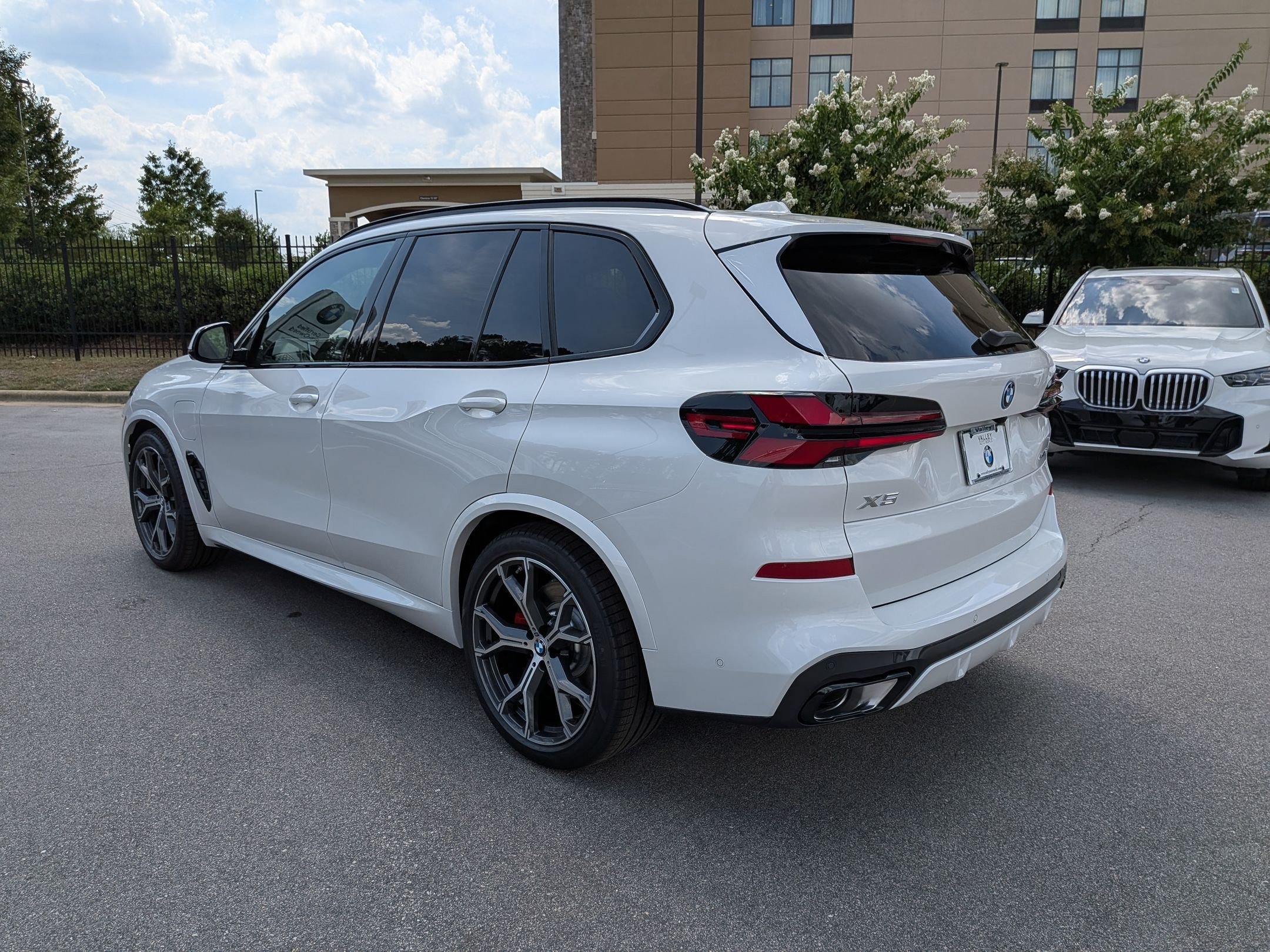 New 2026 BMW X5 xDrive50e w/ M Sport Package AWD/4WD image 5