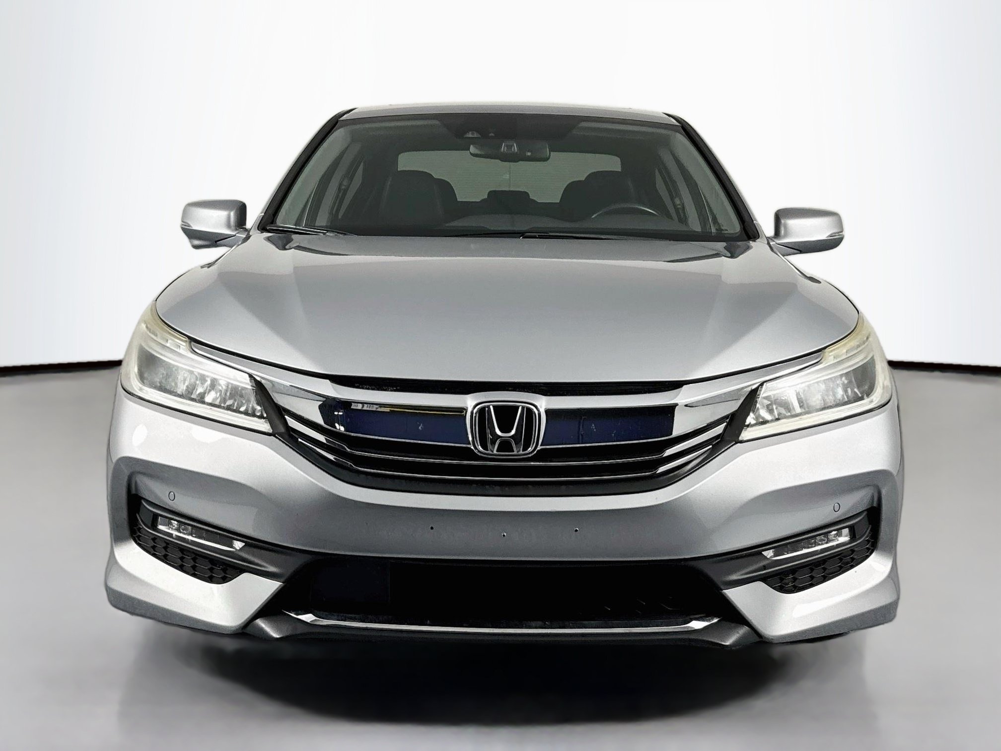 Used 2017 Honda Accord Touring image 2