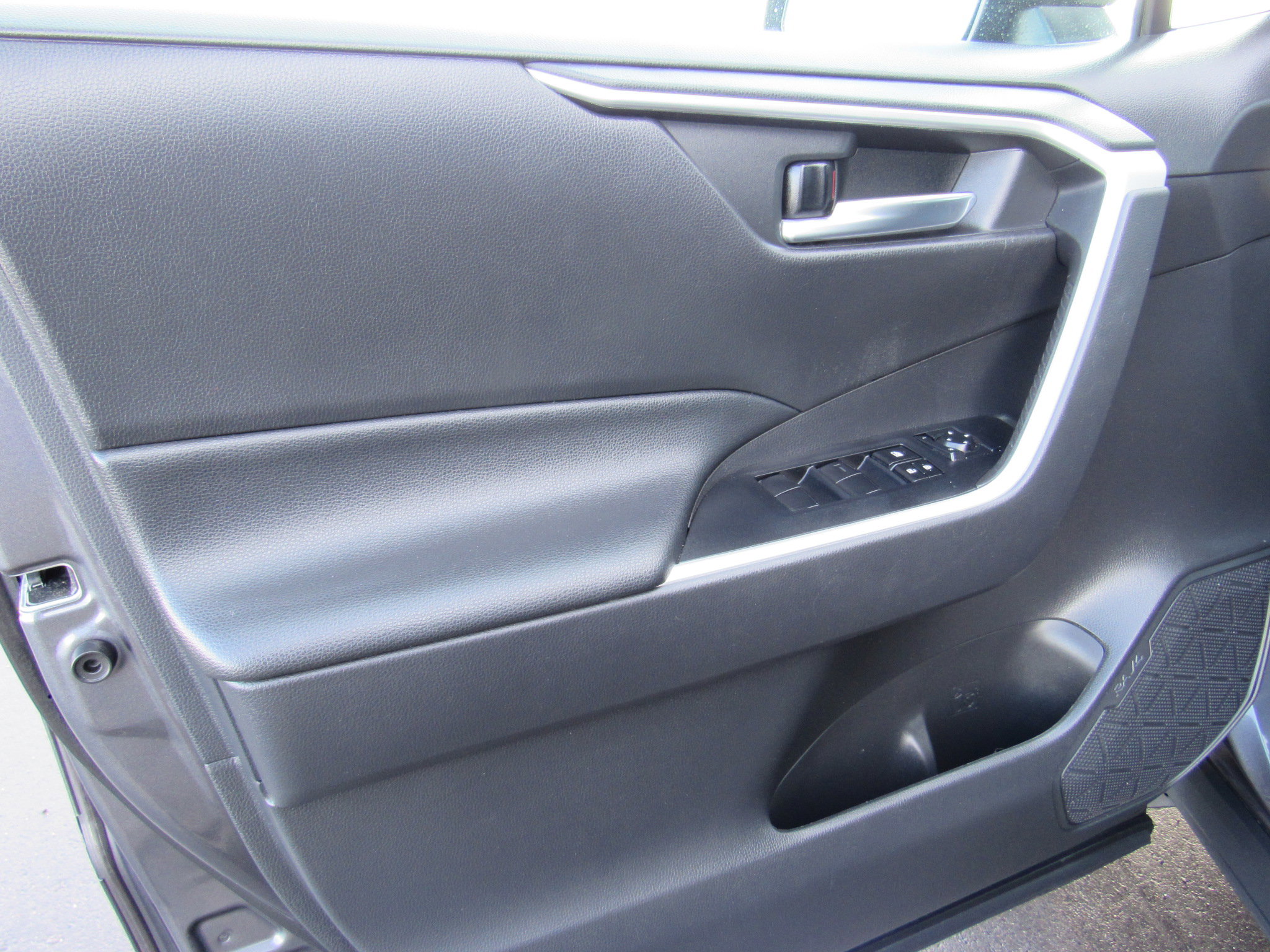 Used 2021 Toyota RAV4 XLE w/ XLE Grade Weather Package image 10