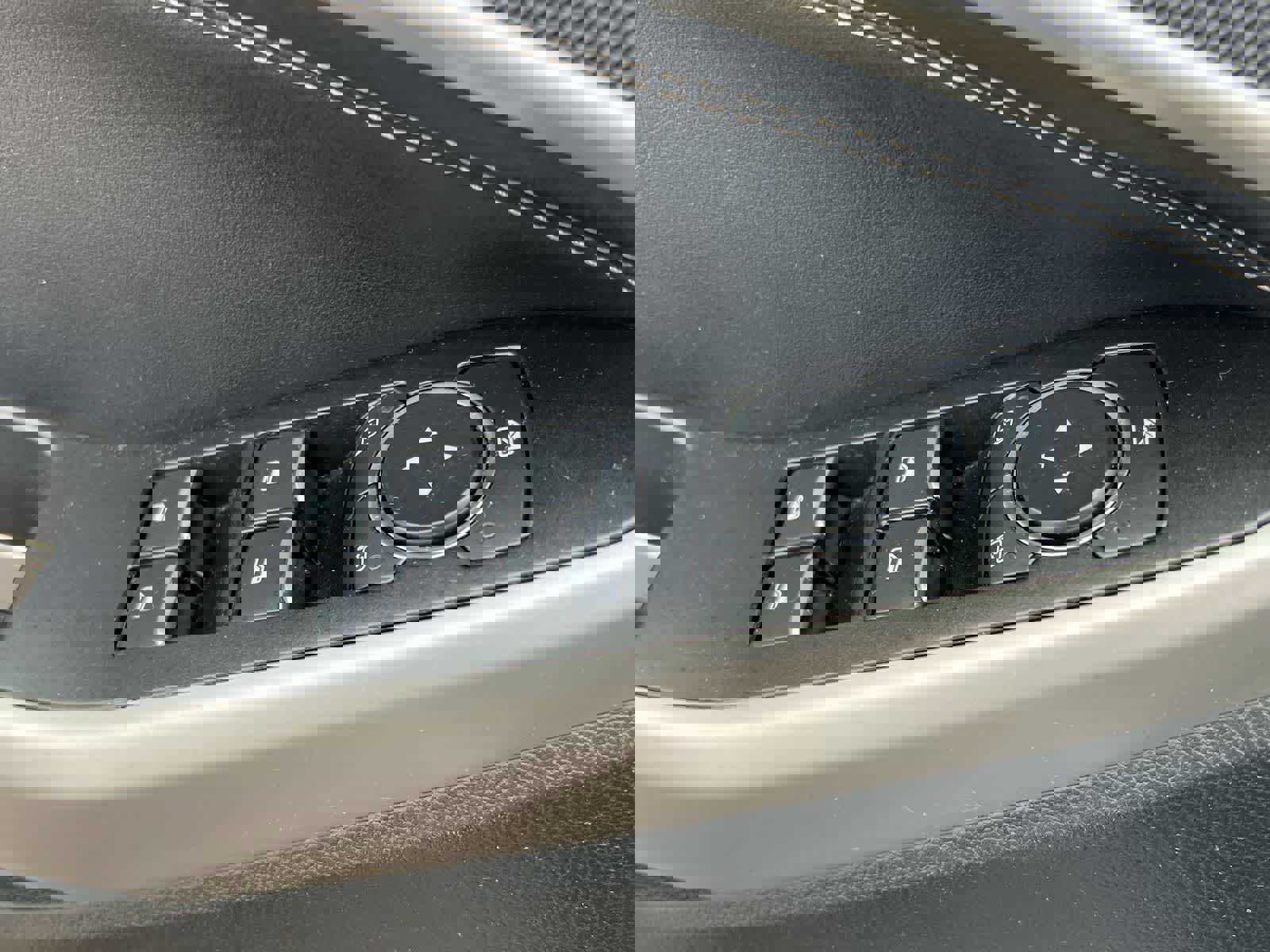 Used 2022 Ford Explorer XLT w/ Equipment Group 202A AWD/4WD image 17