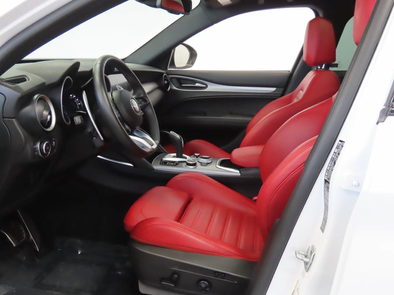 Used 2023 Alfa Romeo Stelvio Veloce AWD/4WD image 16