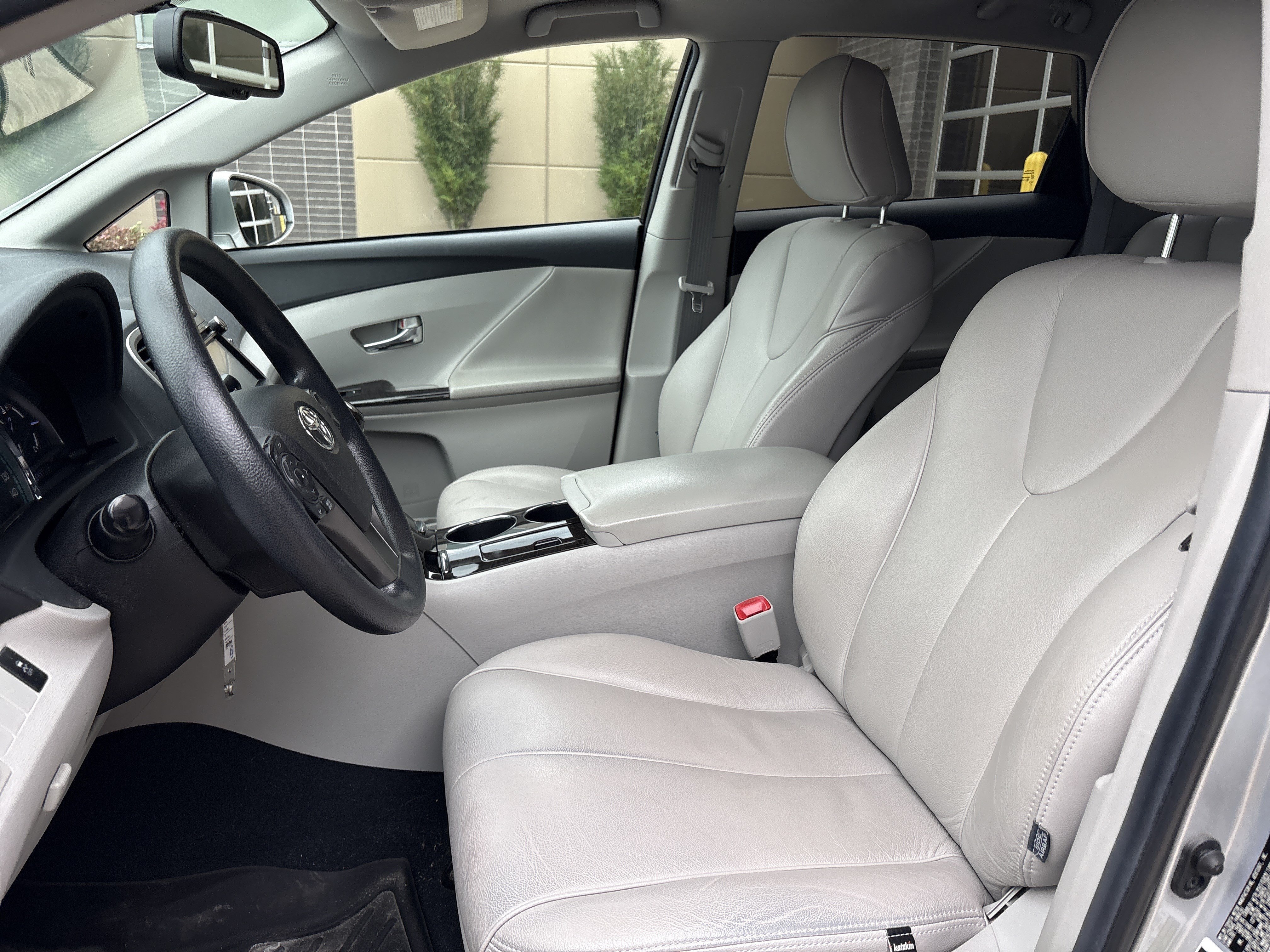 Used 2014 Toyota Venza LE FWD image 16