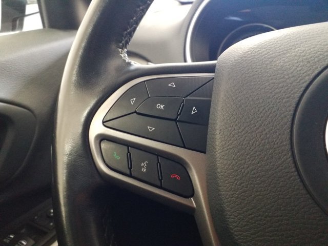 Used 2019 Jeep Cherokee Latitude Plus w/ Cold Weather Group AWD/4WD image 4
