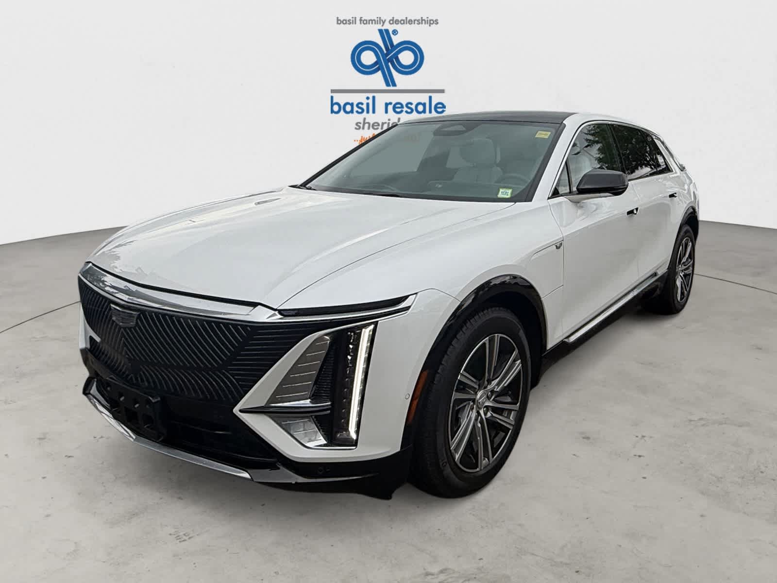 Used 2024 Cadillac Lyriq Luxury w/ LPO, Floor Liner Package AWD/4WD image 2