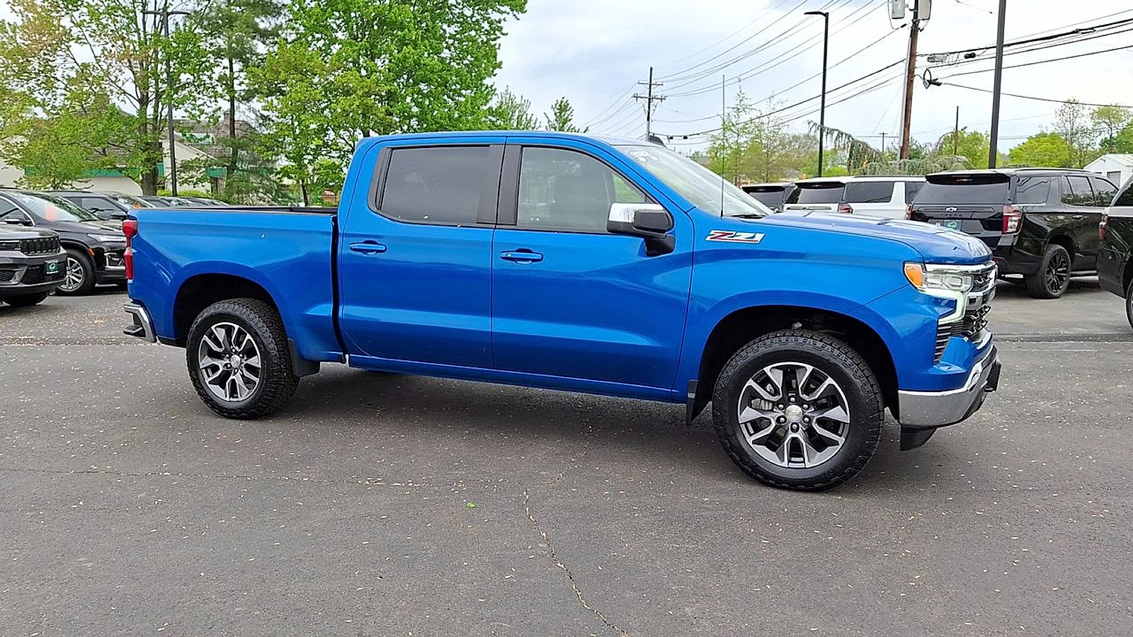Certified 2022 Chevrolet Silverado 1500 LT w/ Z71 Off-Road Package AWD/4WD image 4