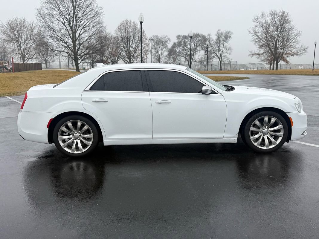 Used 2019 Chrysler 300 Touring w/ Chrome Appearance Package image 4