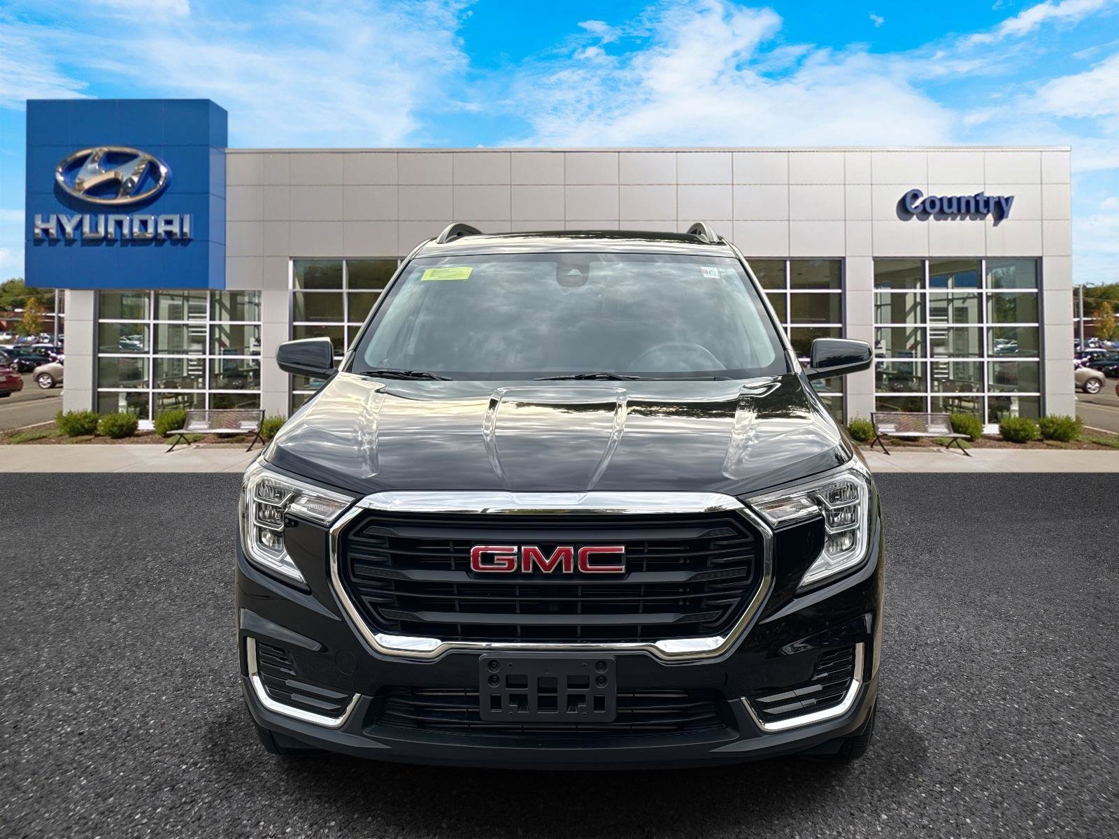 Used 2022 GMC Terrain SLE w/ Driver Convenience Package image 2