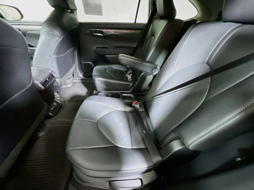 Certified 2026 Toyota Highlander Limited AWD/4WD image 22