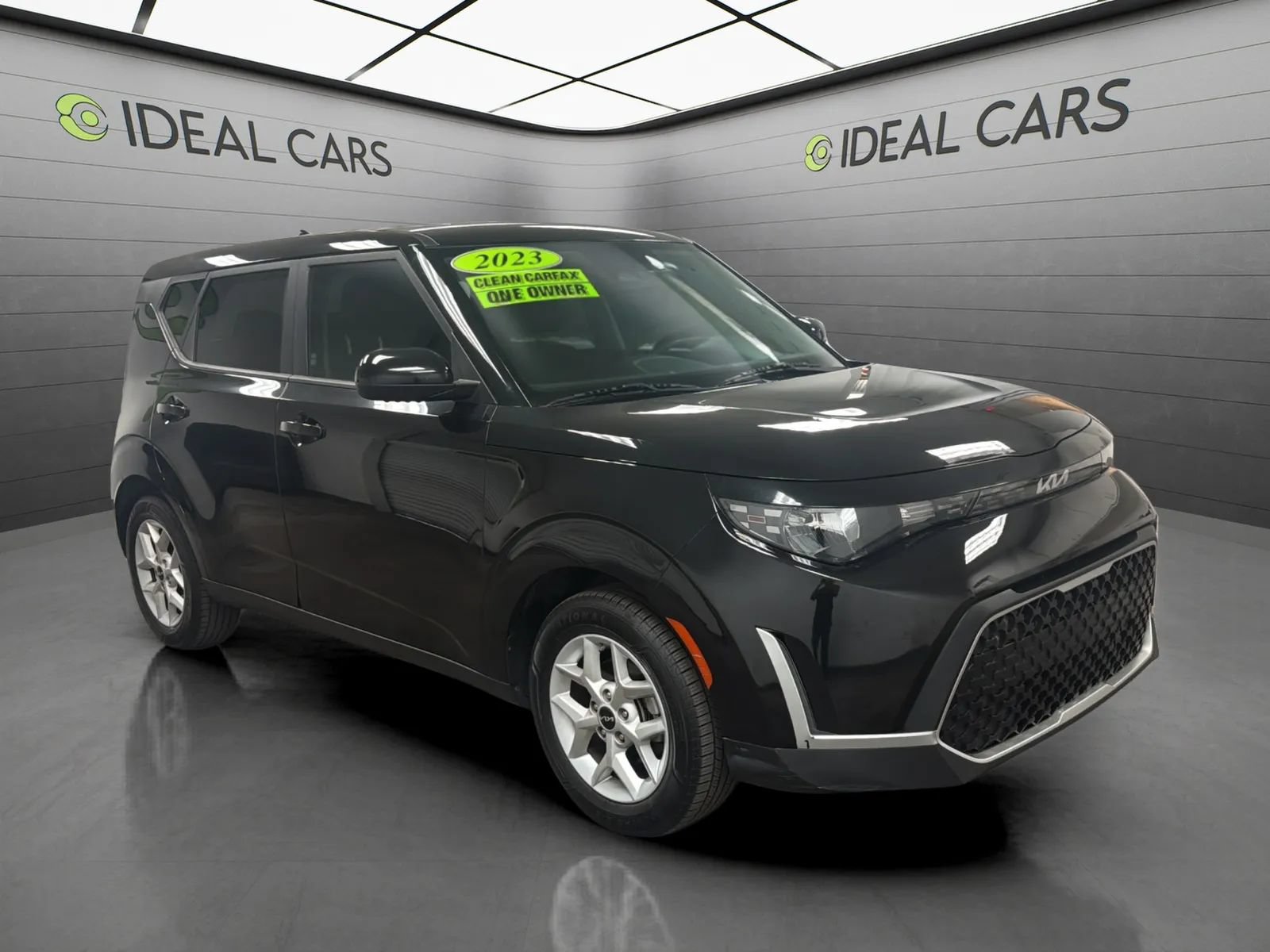 Used 2023 Kia Soul LX w/ LX Technology Package FWD image 3
