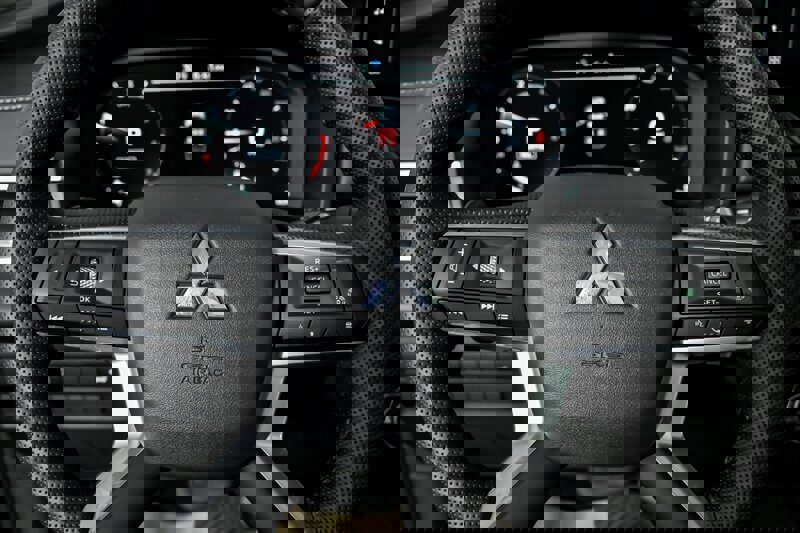 New 2026 Mitsubishi Outlander SE image 20