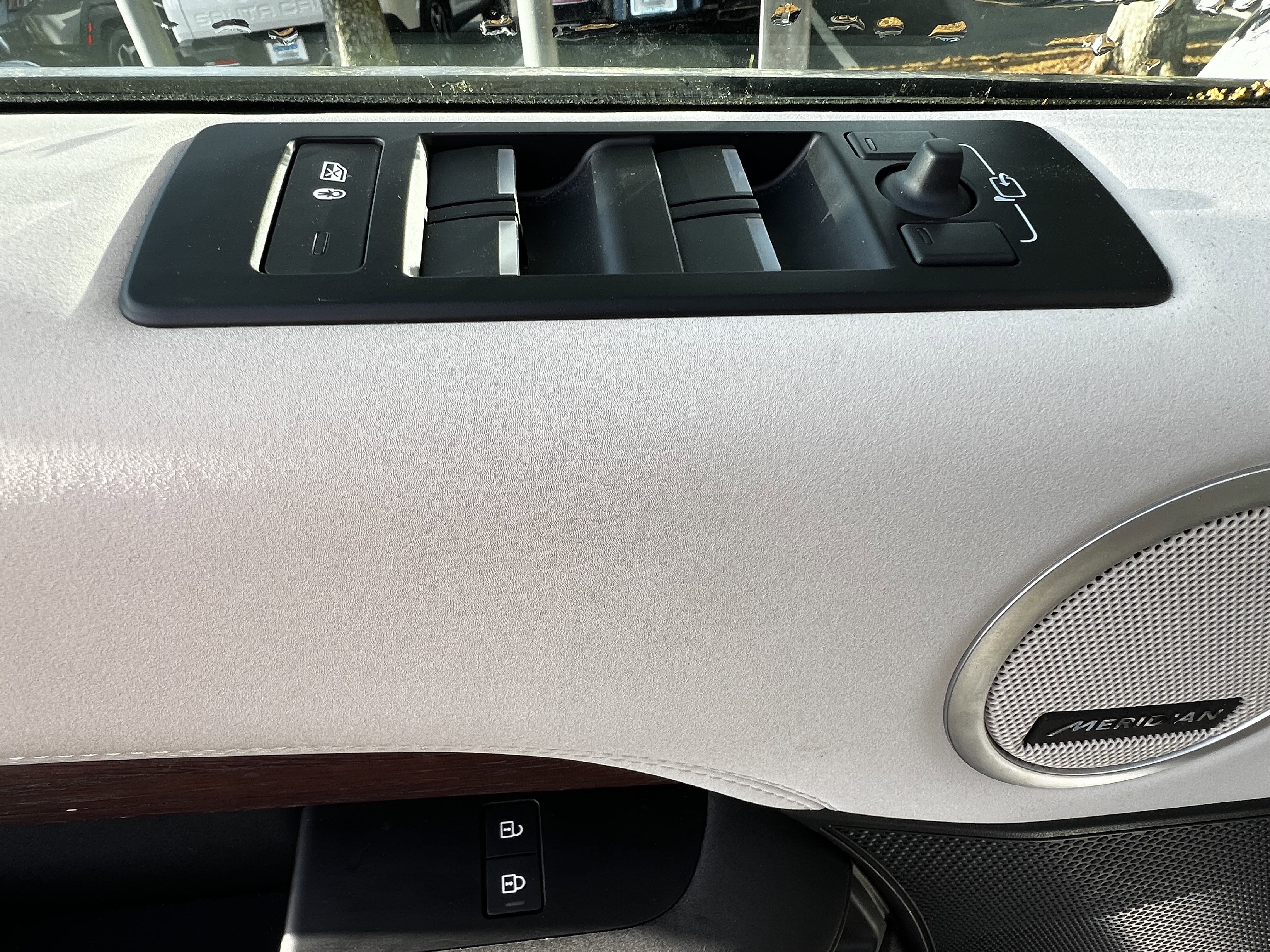 Used 2023 Land Rover Discovery S image 14