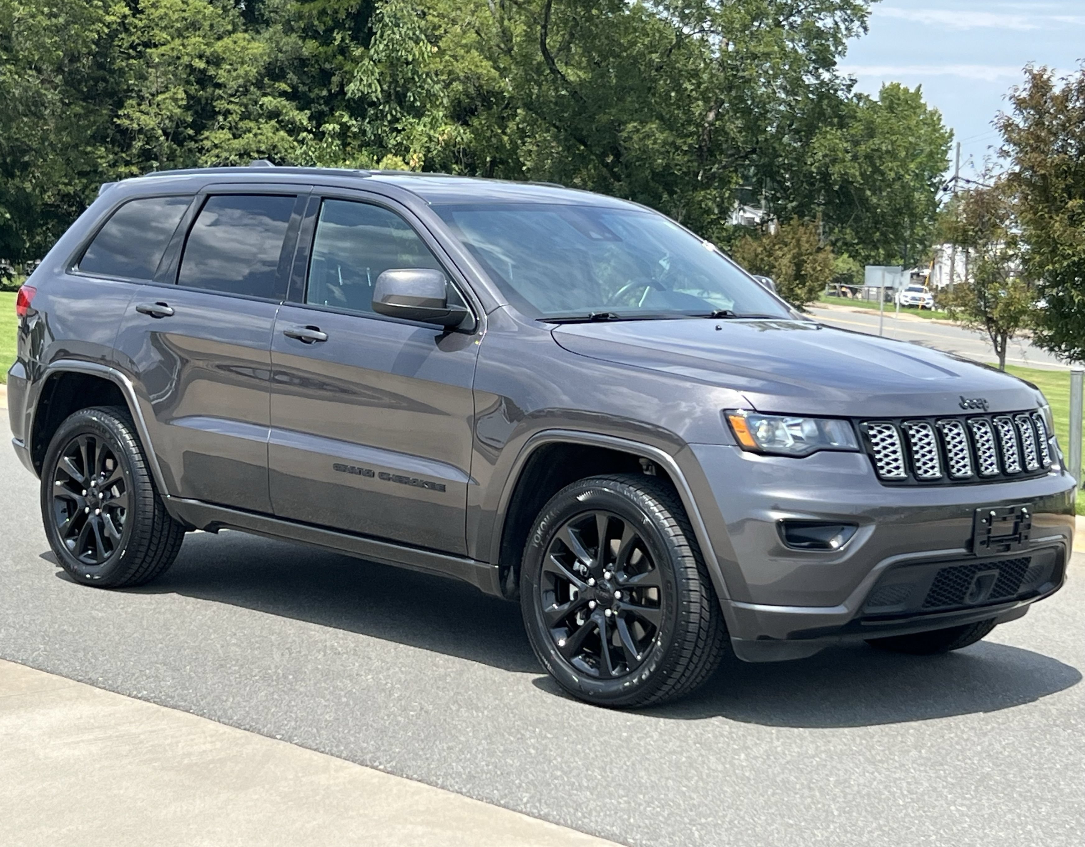 Used 2021 Jeep Grand Cherokee Laredo X AWD/4WD image 1