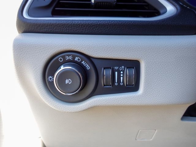 Used 2022 Chrysler Pacifica Touring-L image 16