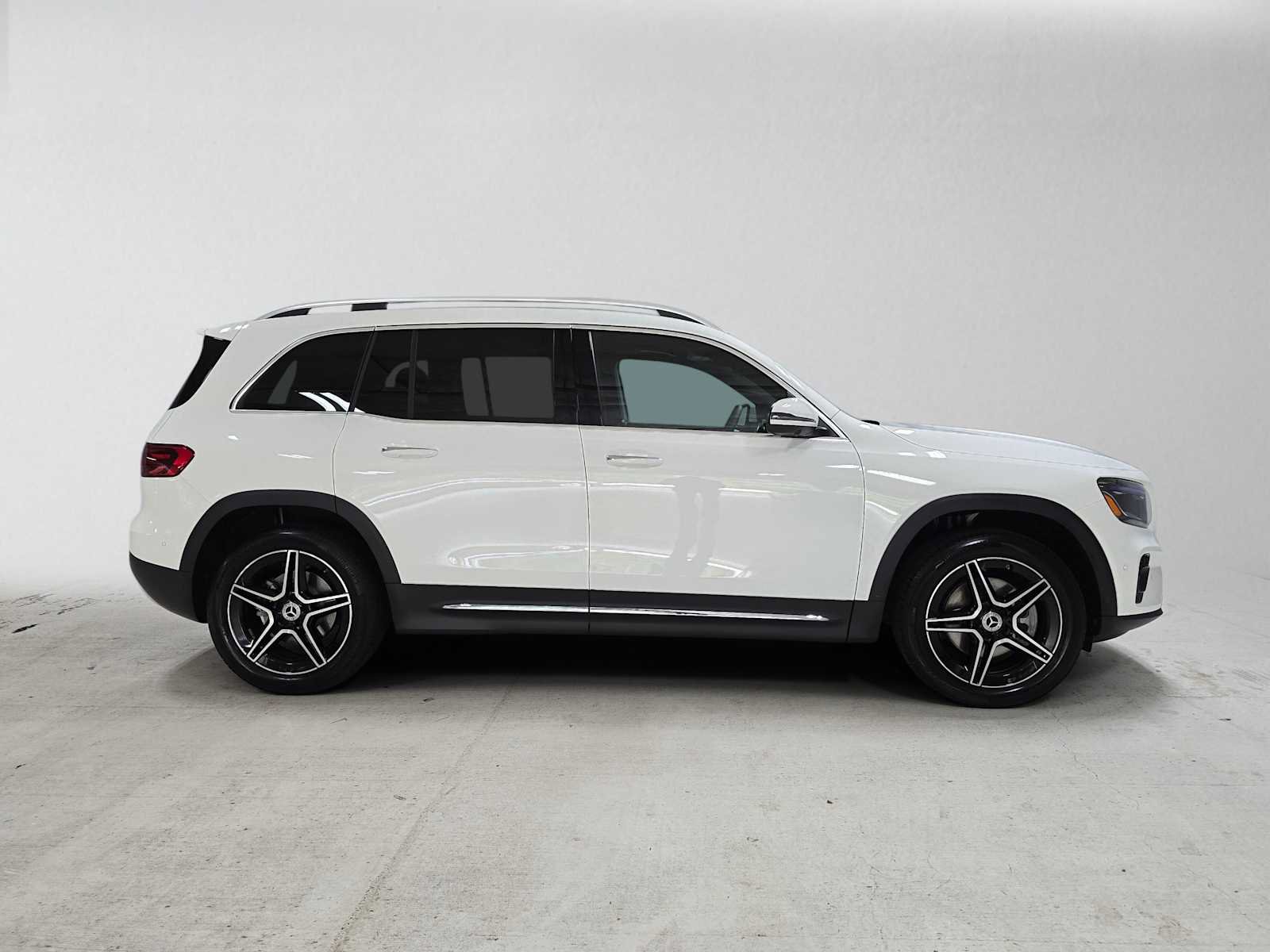 Used 2026 Mercedes-Benz GLB 250 4MATIC image 2