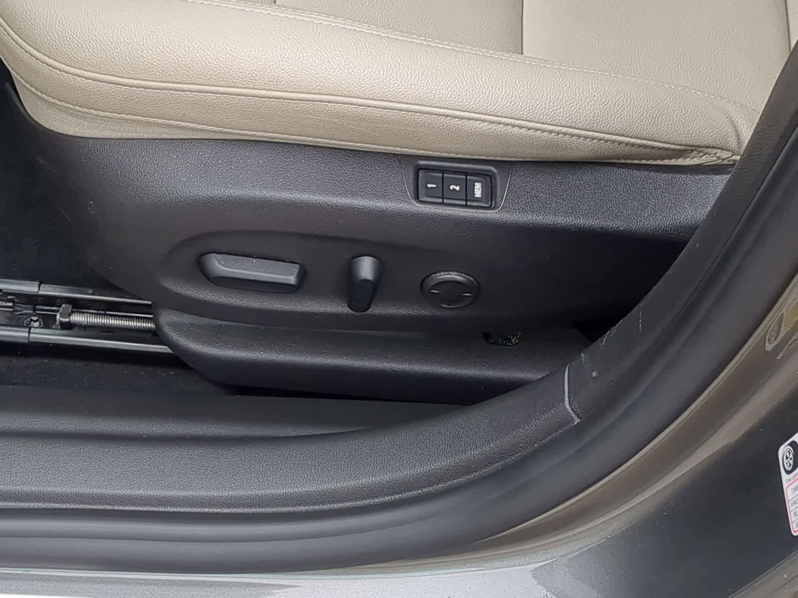Used 2018 Buick Regal Essence w/ Driver Confidence Package #1 FWD image 17