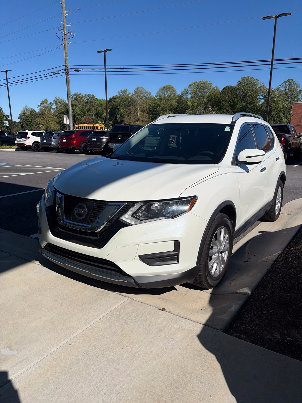 Used 2017 Nissan Rogue SV FWD image 2