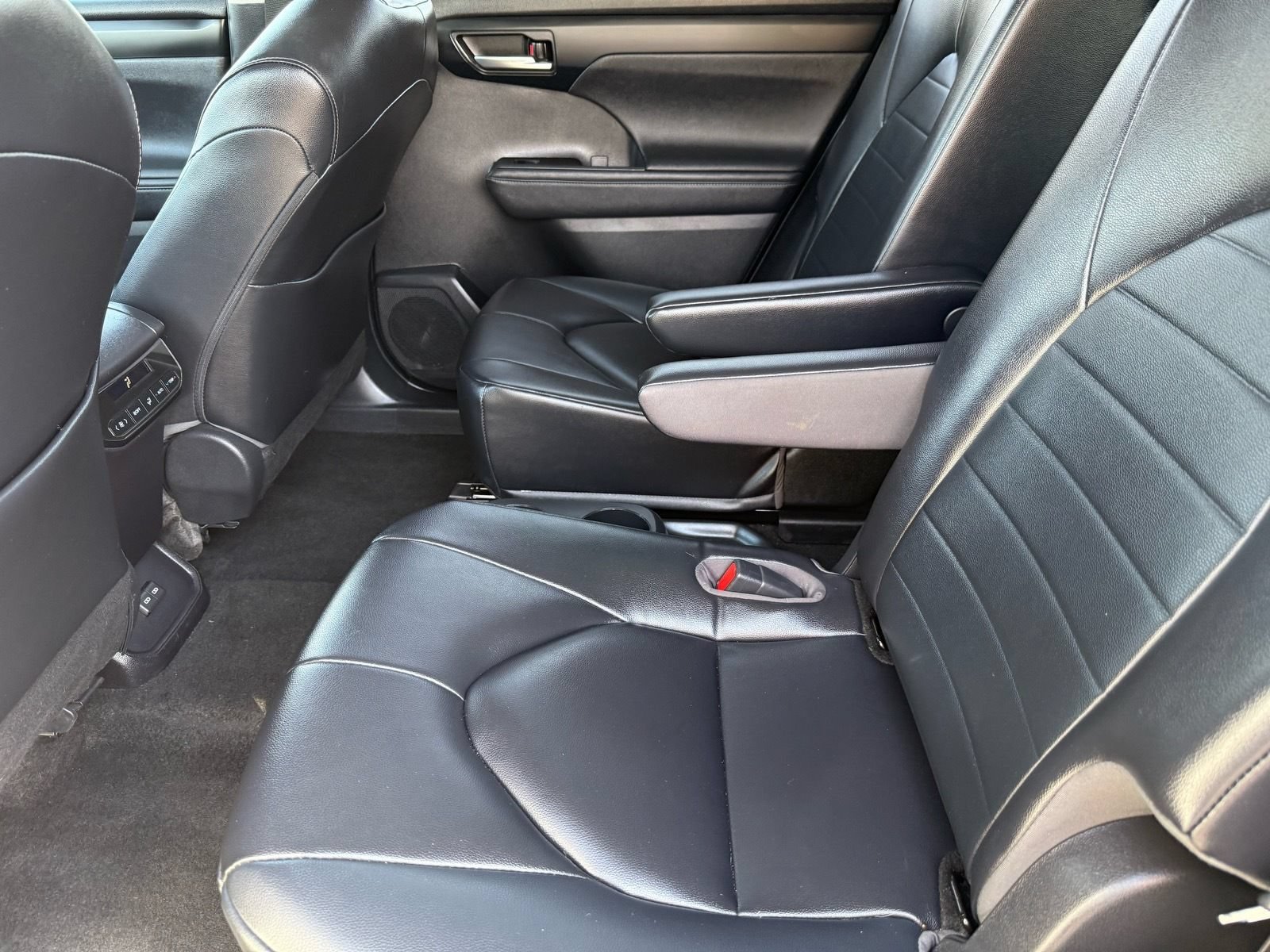 Used 2023 Toyota Highlander XLE FWD image 26
