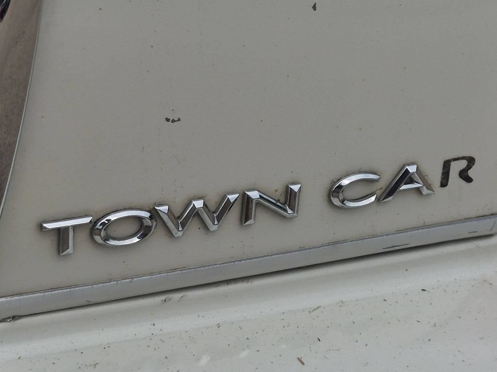 Used 2003 Lincoln Town Car Executive RWD image 10