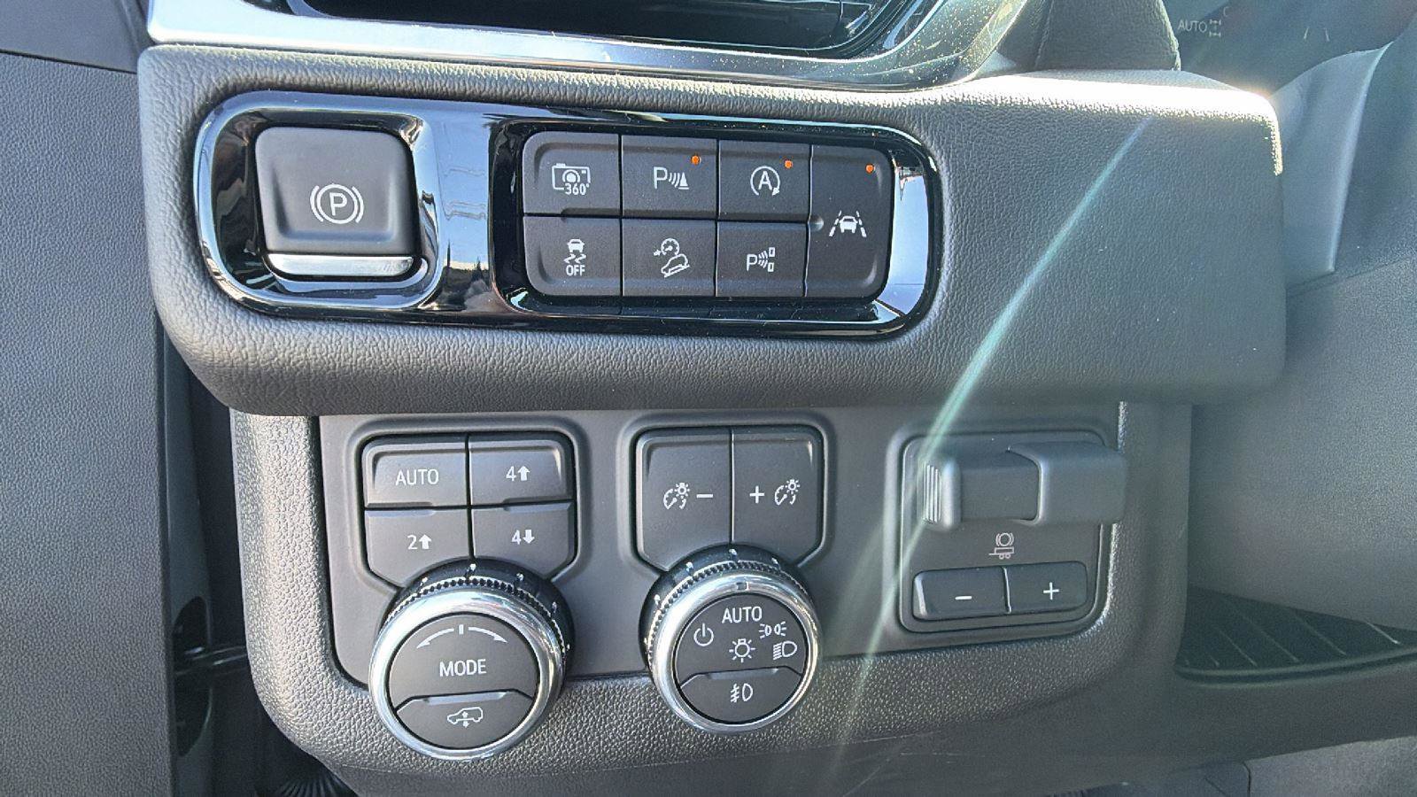 New 2025 GMC Yukon XL Denali w/ Sun & Power Step Package image 23